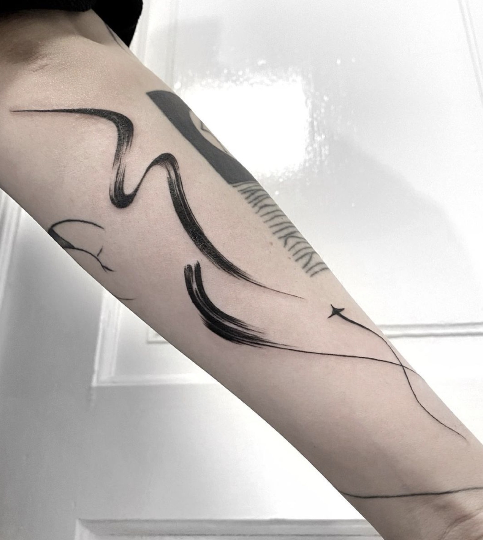 Tatuaj abstract realizat de Rox la Ace Tattoo Bucuresti