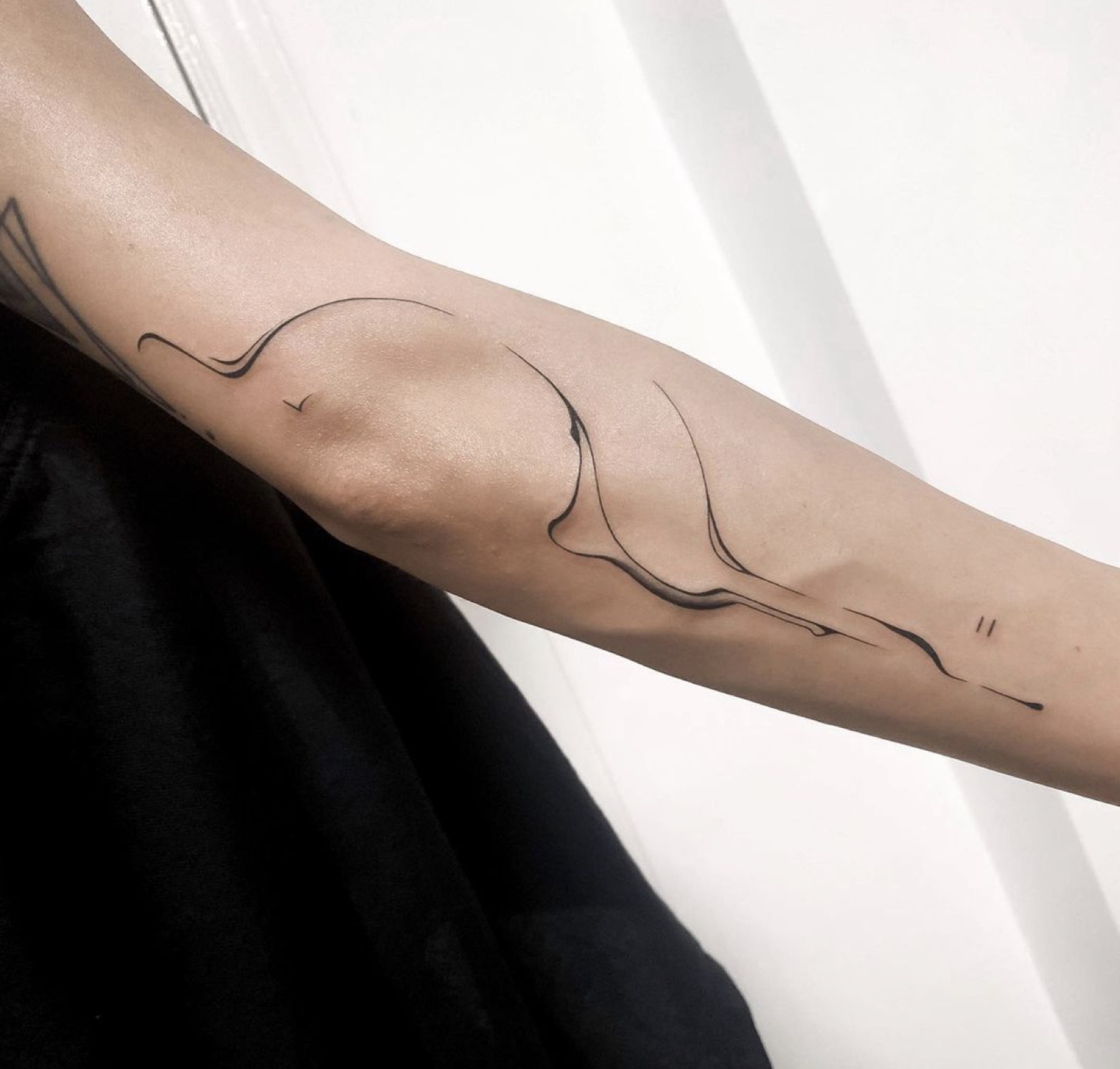 Tatuaj abstract realizat de Rox la Ace Tattoo Bucuresti