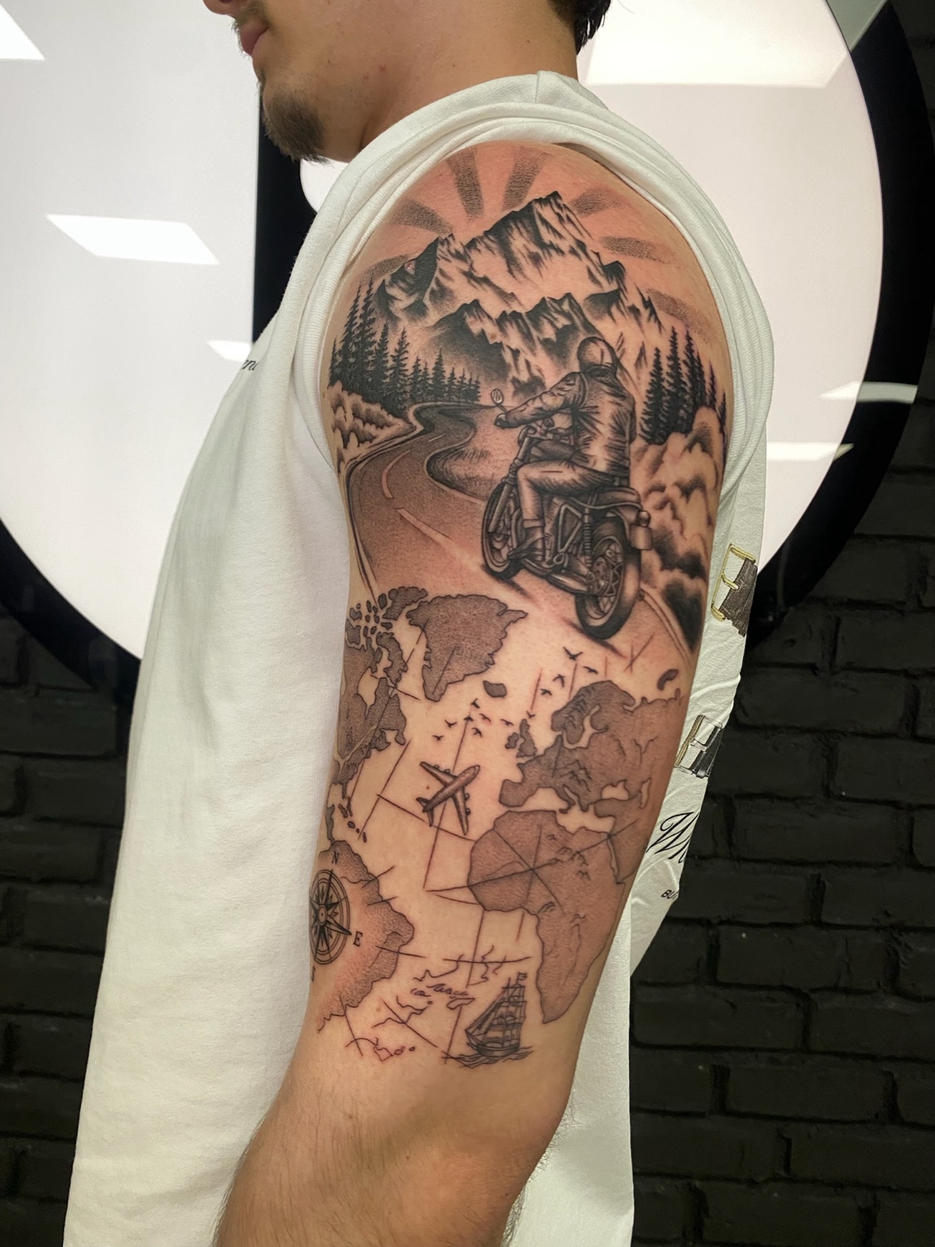 Tatuaj tatuaje black & grey realizat de Rox la Ace Tattoo Bucuresti