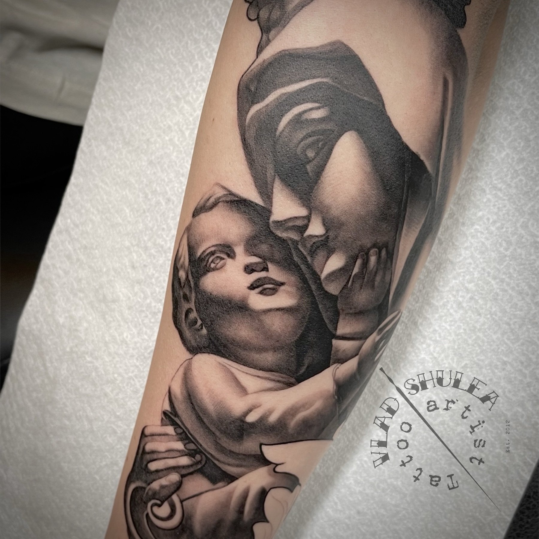 Tatuaj tatuaje black & grey realizat de Vlad Shulea la Ace Tattoo Bucuresti