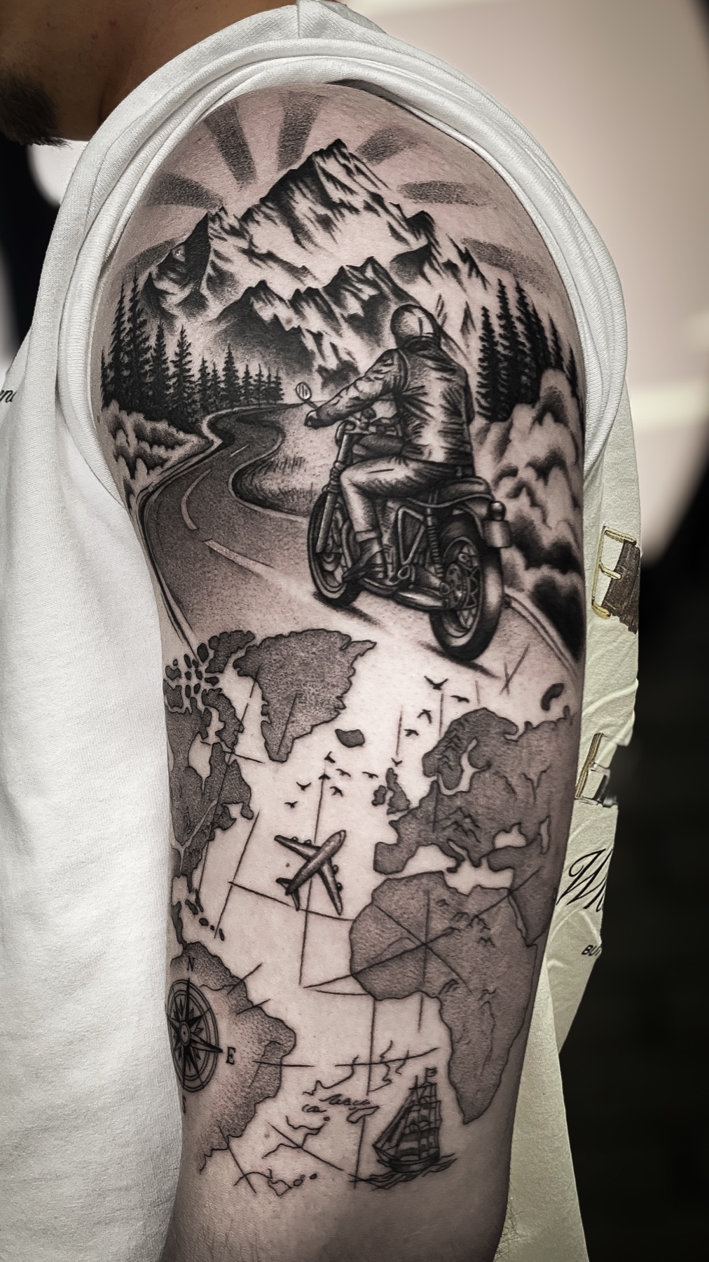Tatuaj tatuaje black & grey realizat de Rox la Ace Tattoo Bucuresti