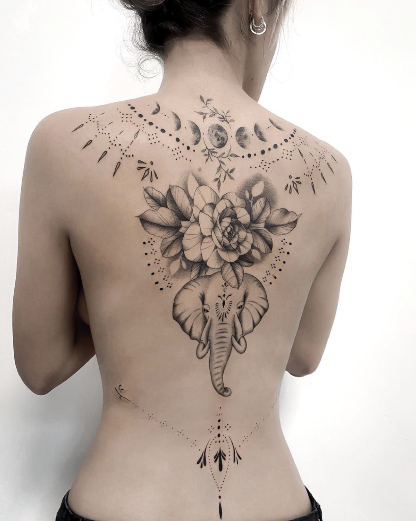 Tatuaj tatuaje fine line realizat de Rox la Ace Tattoo Bucuresti