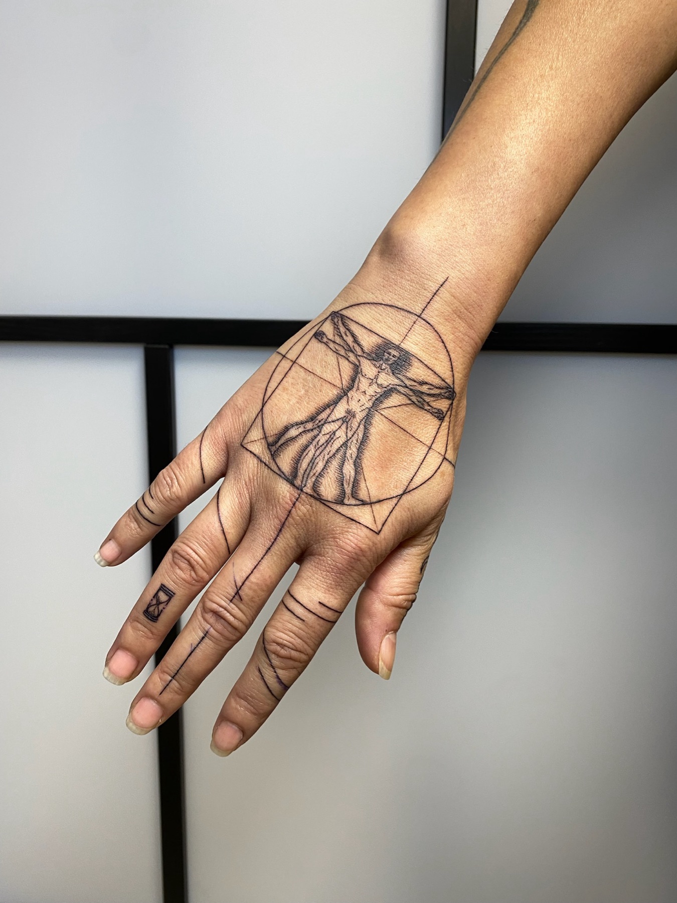 Tatuaj tatuaje fine line realizat de Rox la Ace Tattoo Bucuresti