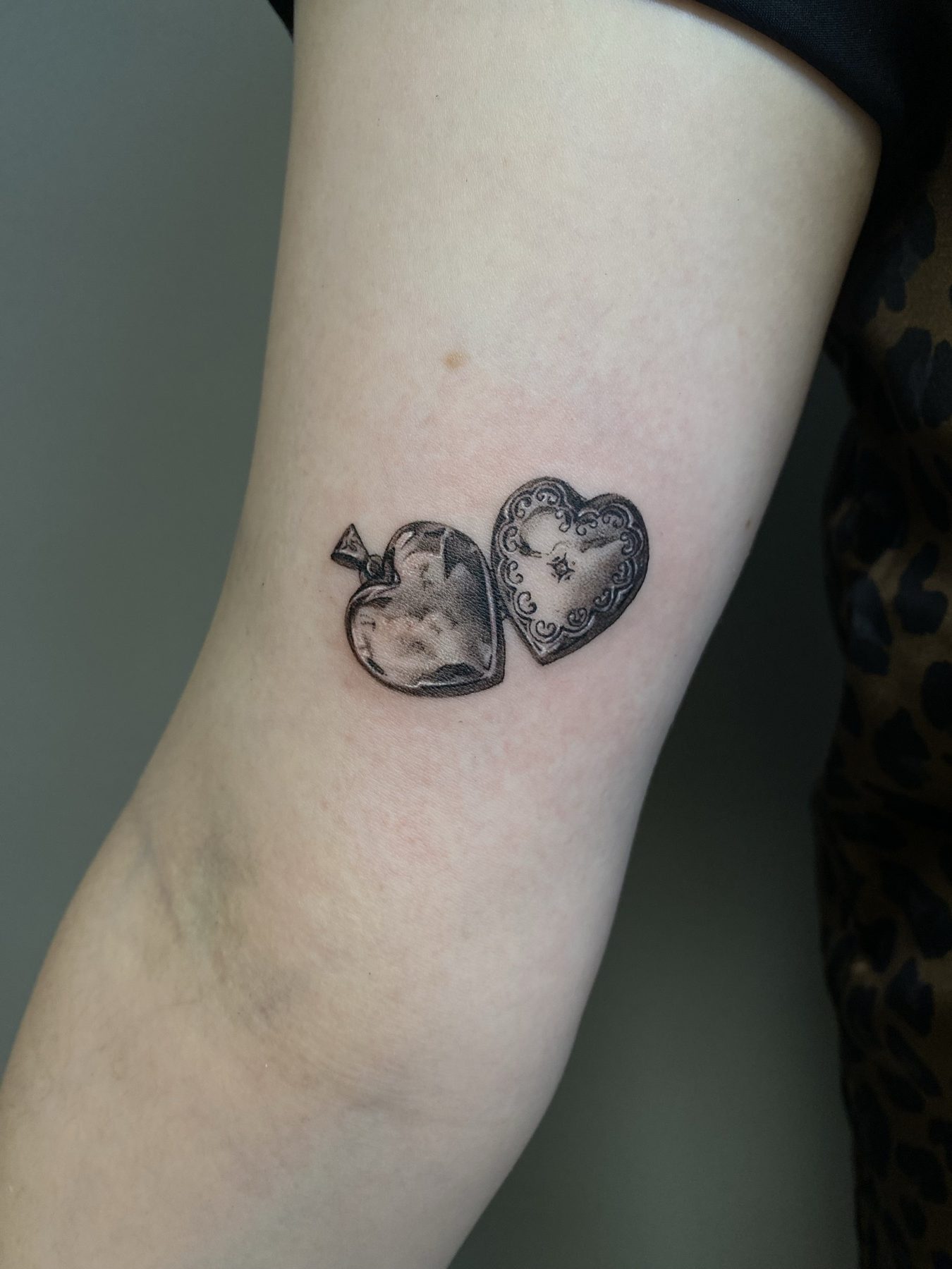Tatuaj tatuaje microrealism realizat de Rox la Ace Tattoo Bucuresti