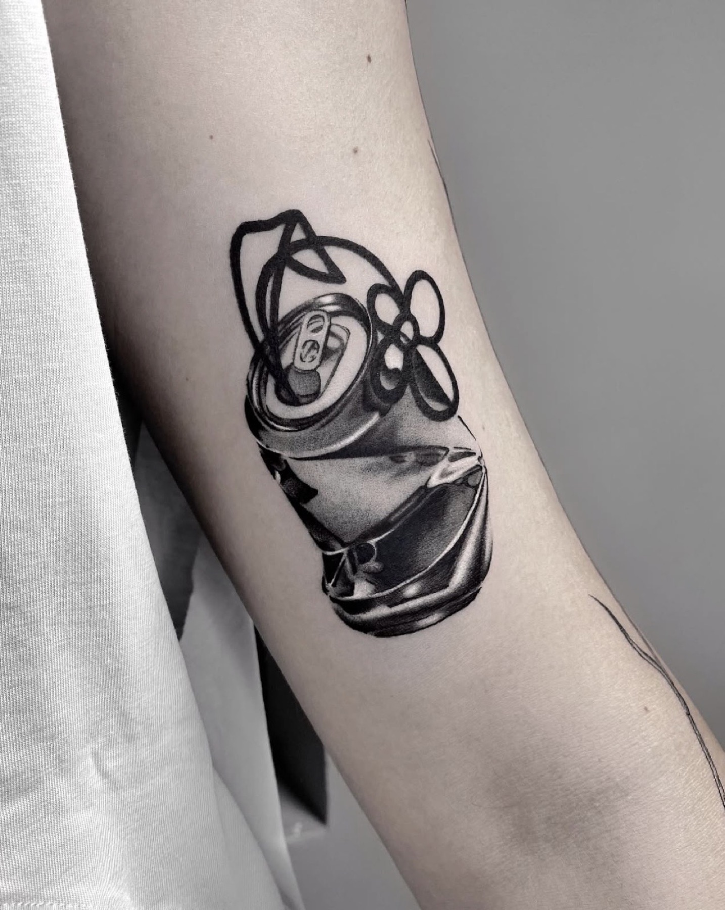 Tatuaj tatuaje microrealism realizat de Rox la Ace Tattoo Bucuresti