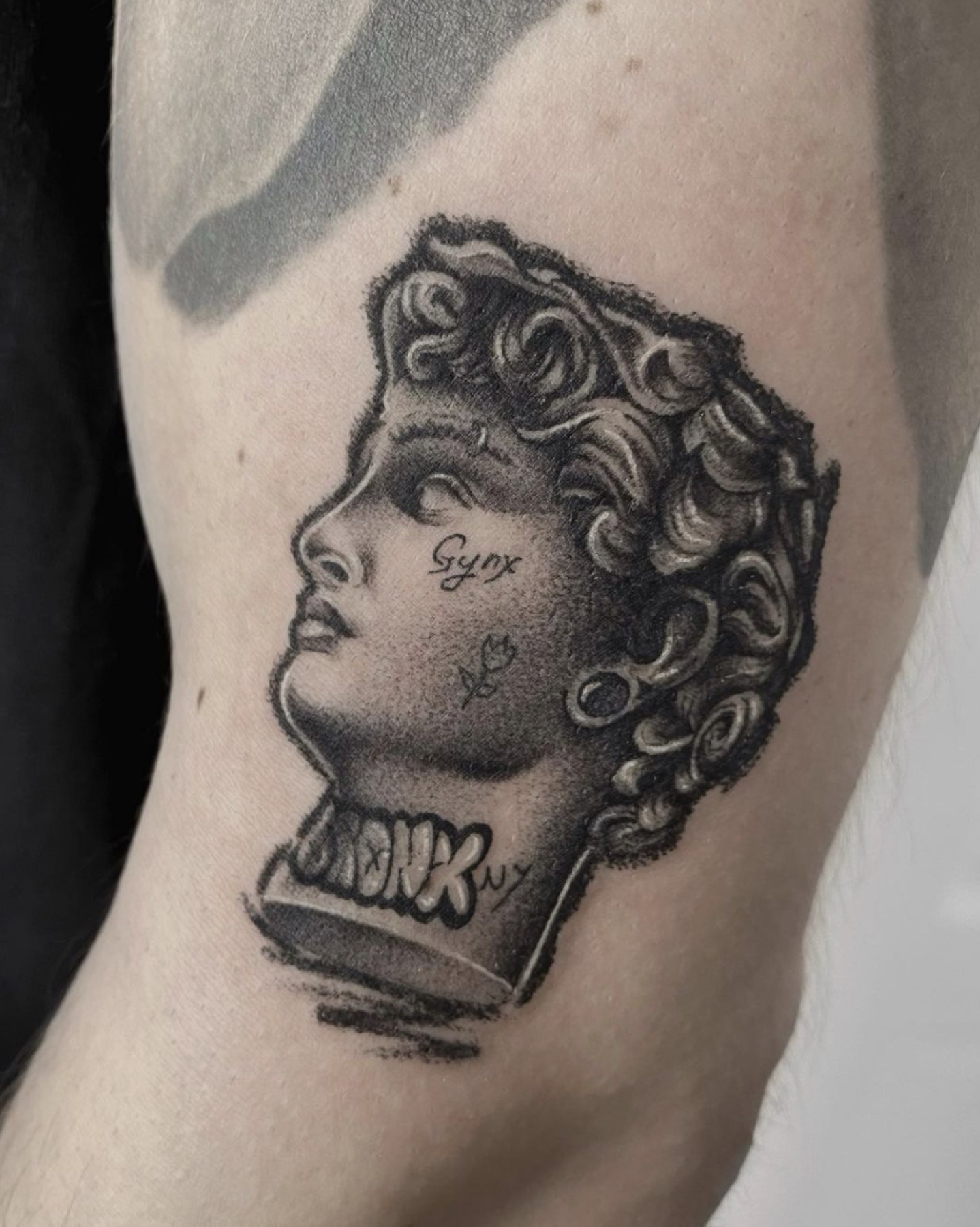 Tatuaj tatuaje microrealism realizat de Rox la Ace Tattoo Bucuresti