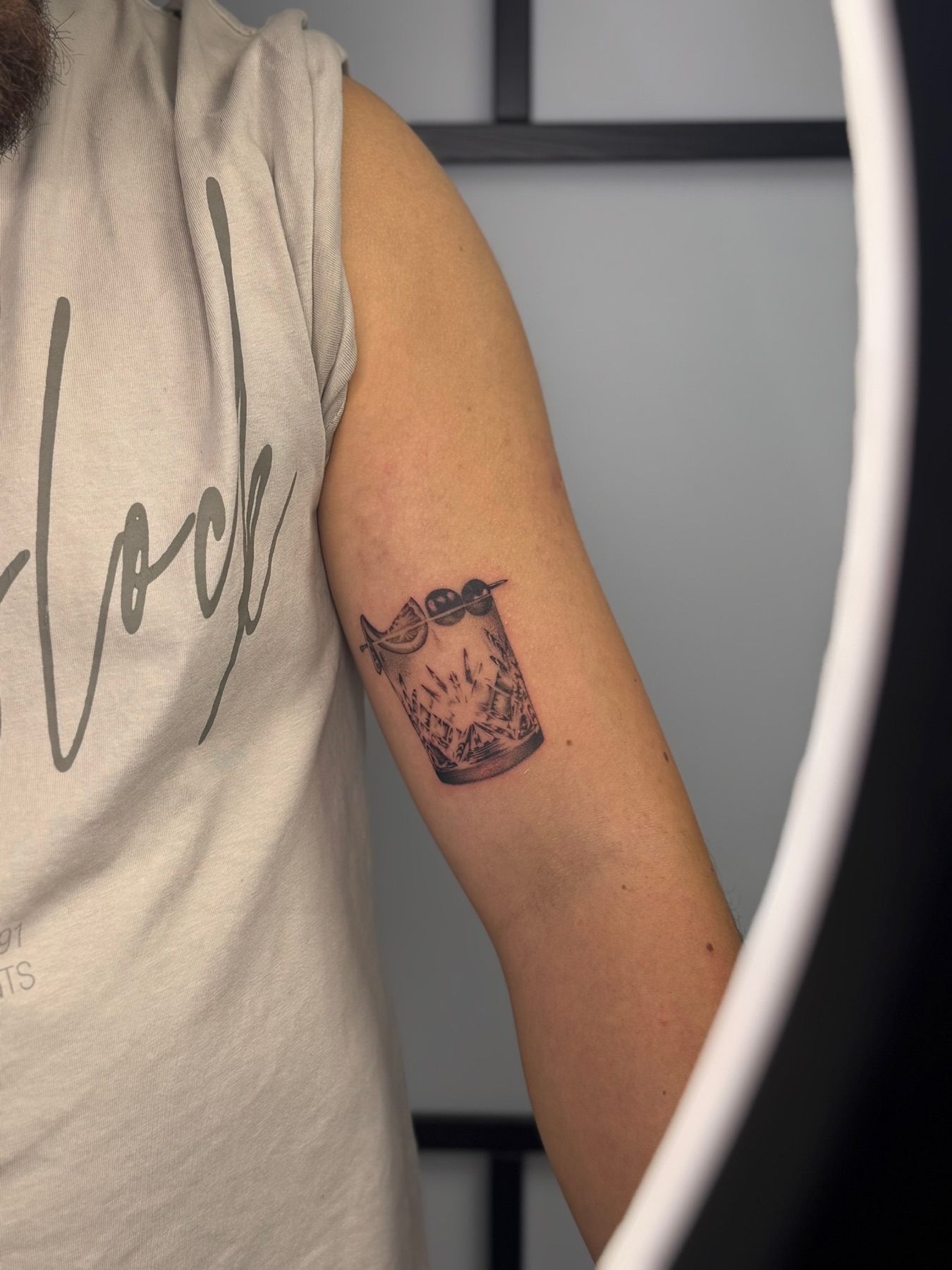 Tatuaj tatuaje microrealism realizat de Andreea la Ace Tattoo Bucuresti