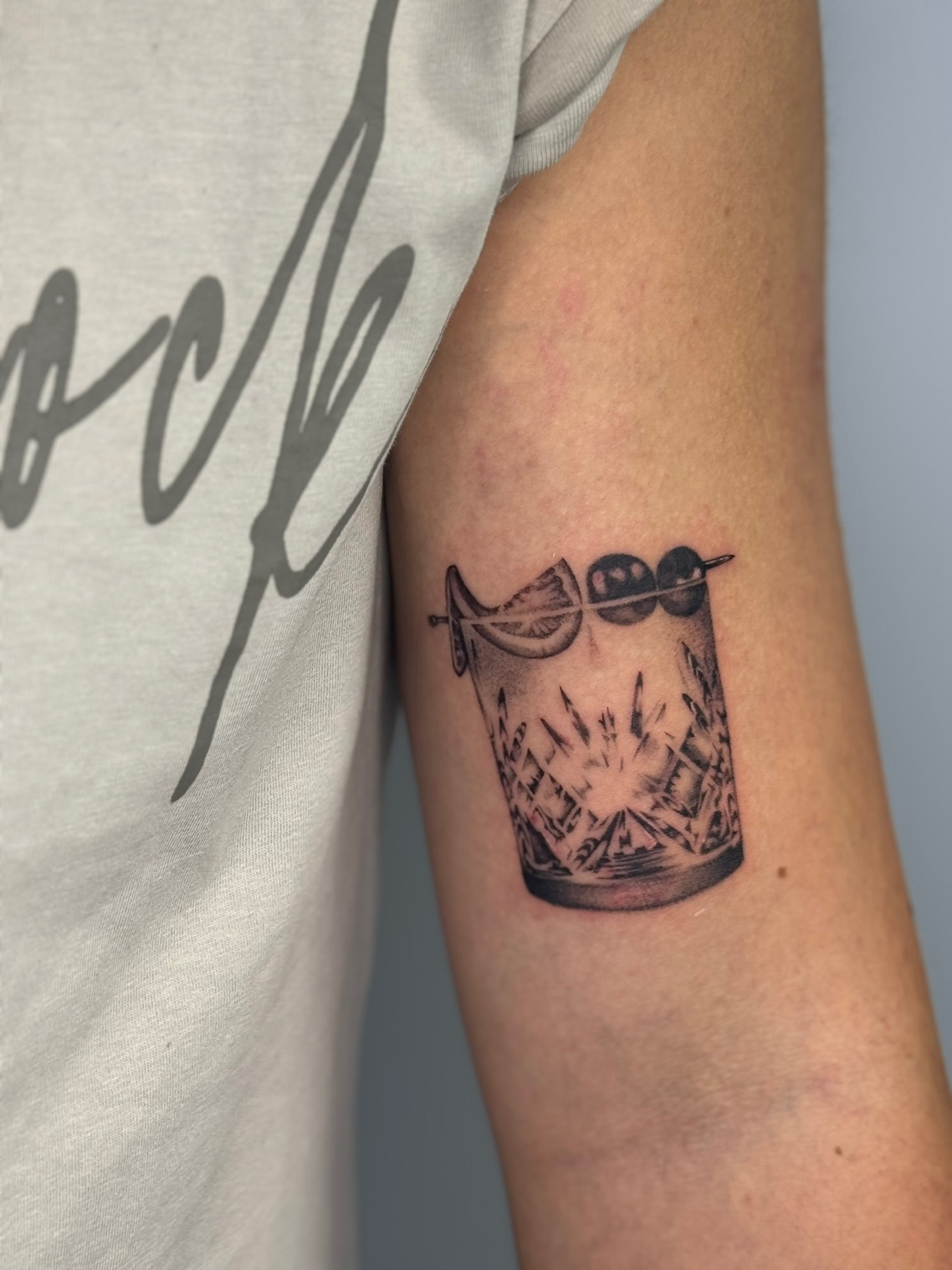 Tatuaj tatuaje microrealism realizat de Andreea la Ace Tattoo Bucuresti