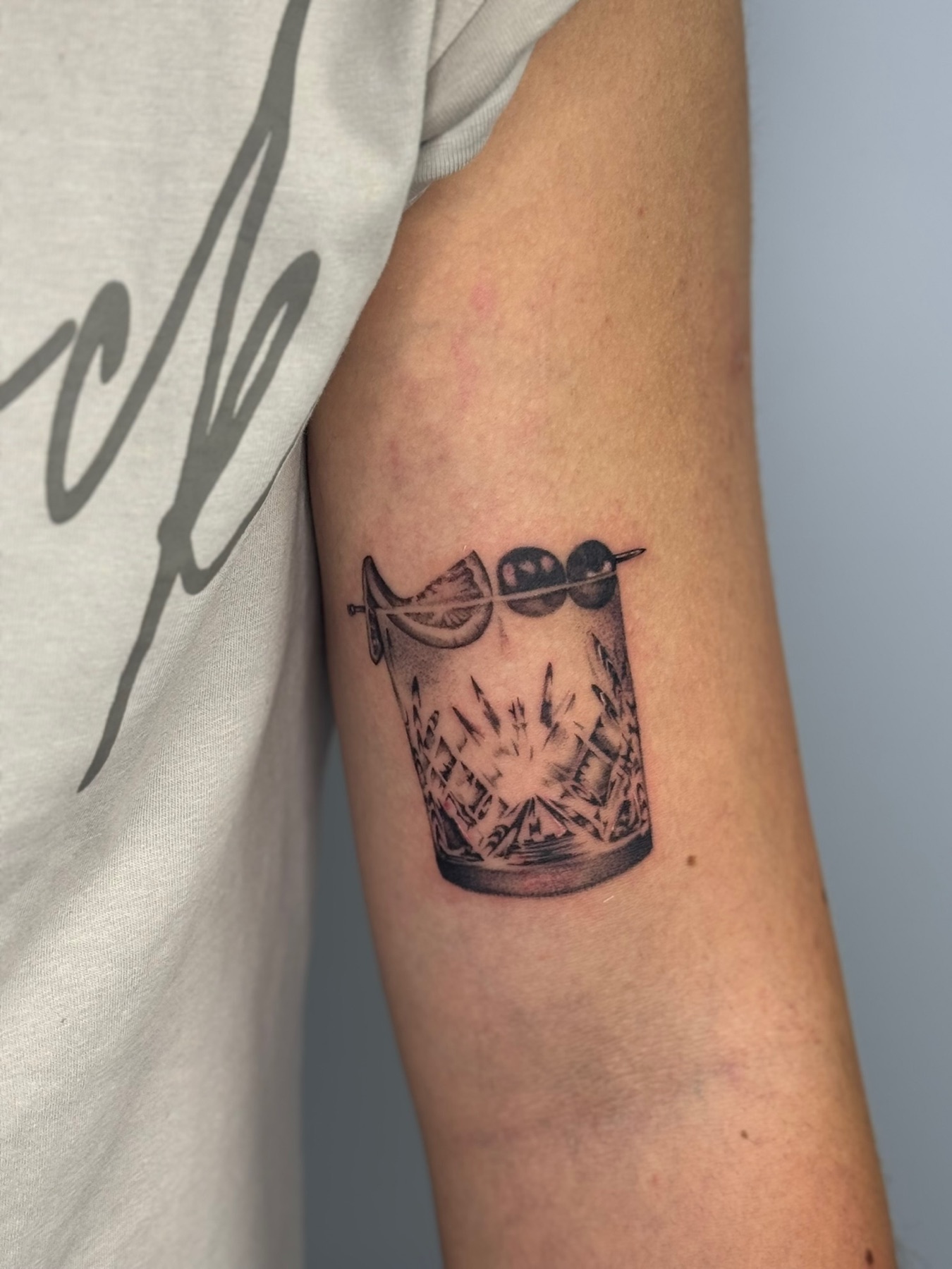 Tatuaj tatuaje microrealism realizat de Andreea la Ace Tattoo Bucuresti