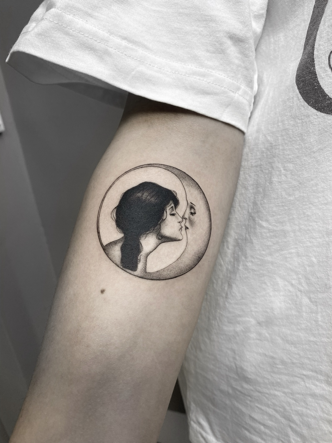 Tatuaj tatuaje microrealism realizat de Rox la Ace Tattoo Bucuresti