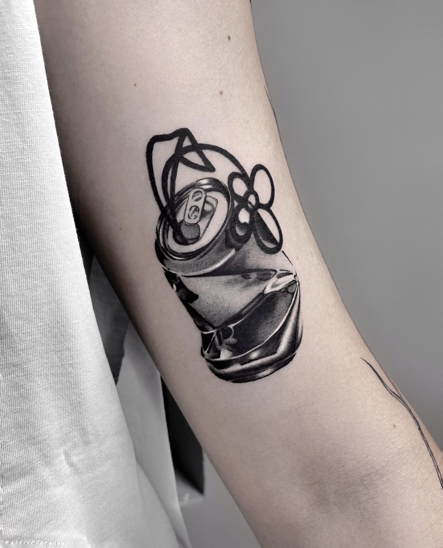 Tatuaj tatuaje microrealism realizat de Rox la Ace Tattoo Bucuresti