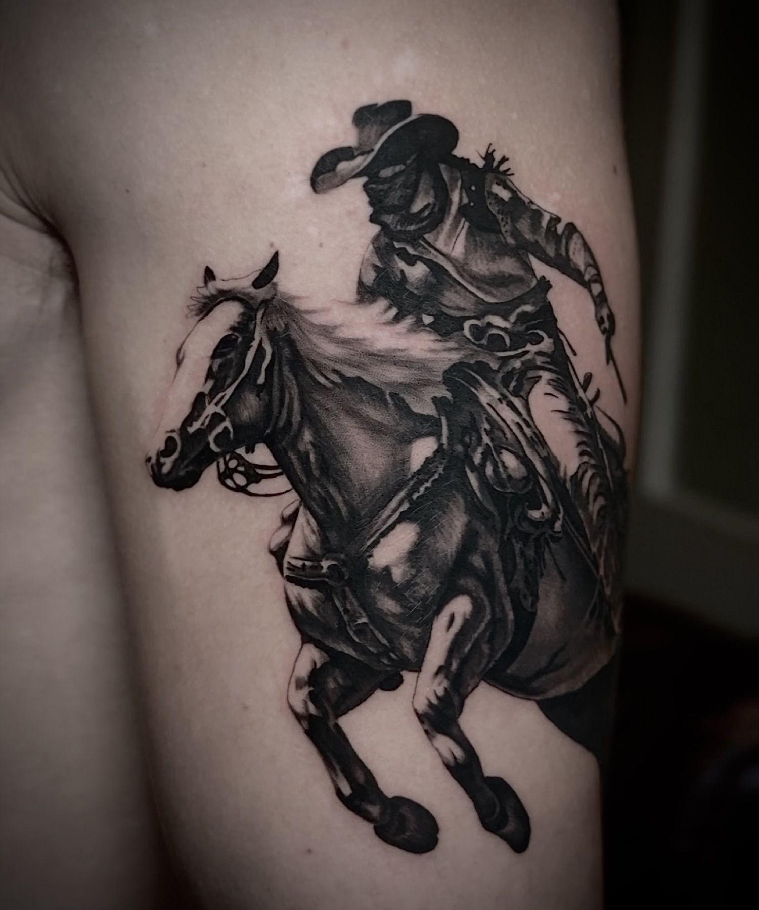 Tatuaj tatuaje microrealism realizat de Vlad Shulea la Ace Tattoo Bucuresti