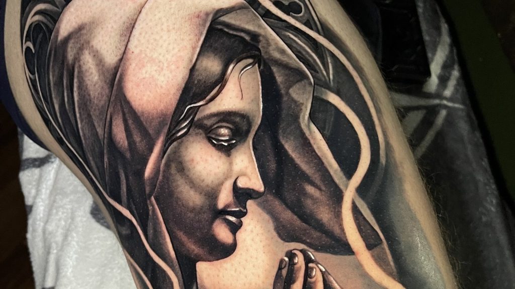 Braț tatuat cu o piesă mare black and grey, lucrare realizată în mai multe ședințe la Ace Tattoo Parlour București