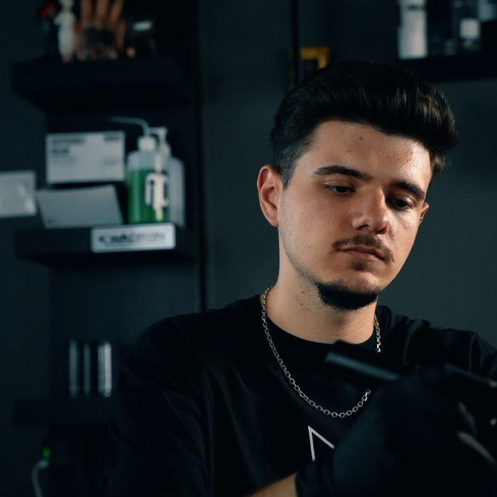 Shonti Alex, tattoo artist la Ace Tattoo București