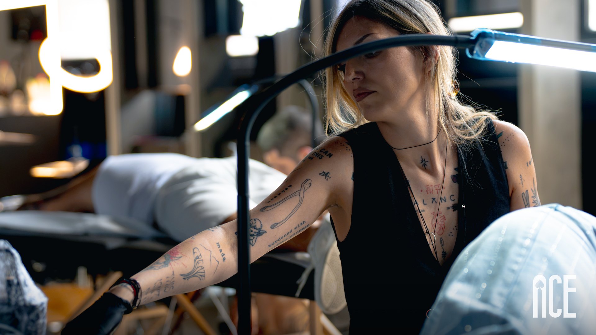 Artistă rezidentă Ace Tattoo tatuând un client în studioul din Sector 1, București