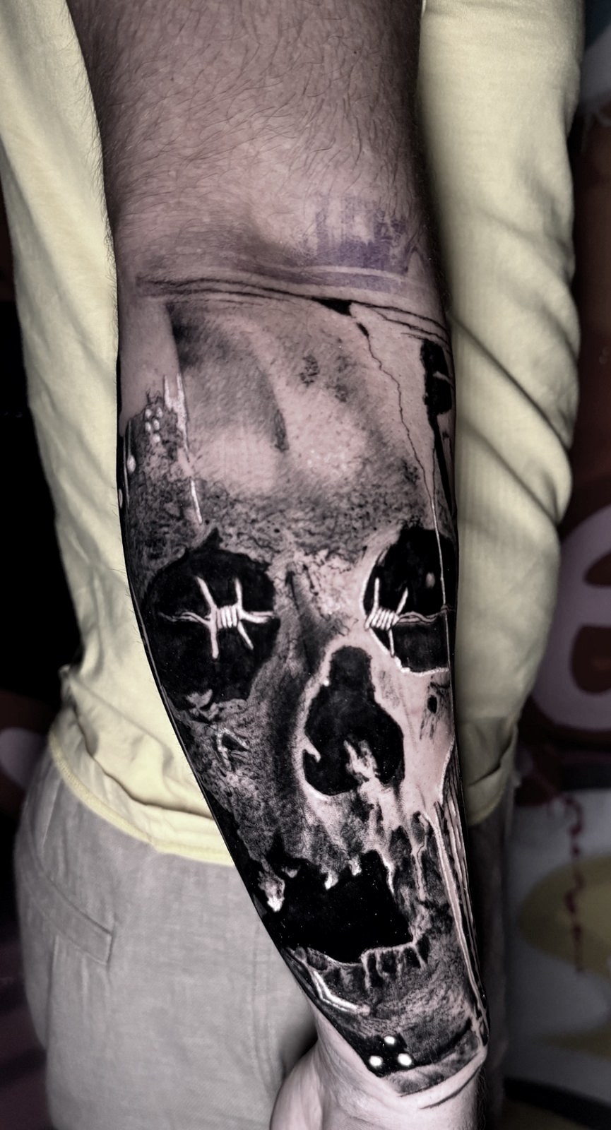 Tatuaj pe antebraț cu craniu care țipă, înfășurat în sârmă ghimpată, black and grey, Shonti Alex, Ace Tattoo București