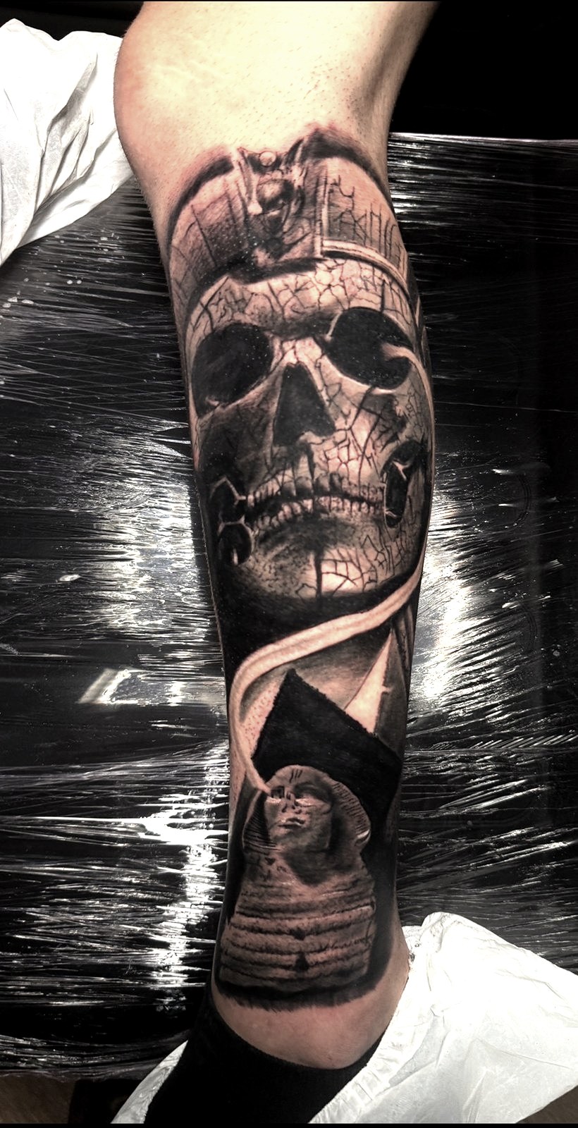 Tatuaj pe gambă cu craniu de faraon și sfinx, black and grey, Shonti Alex, Ace Tattoo București