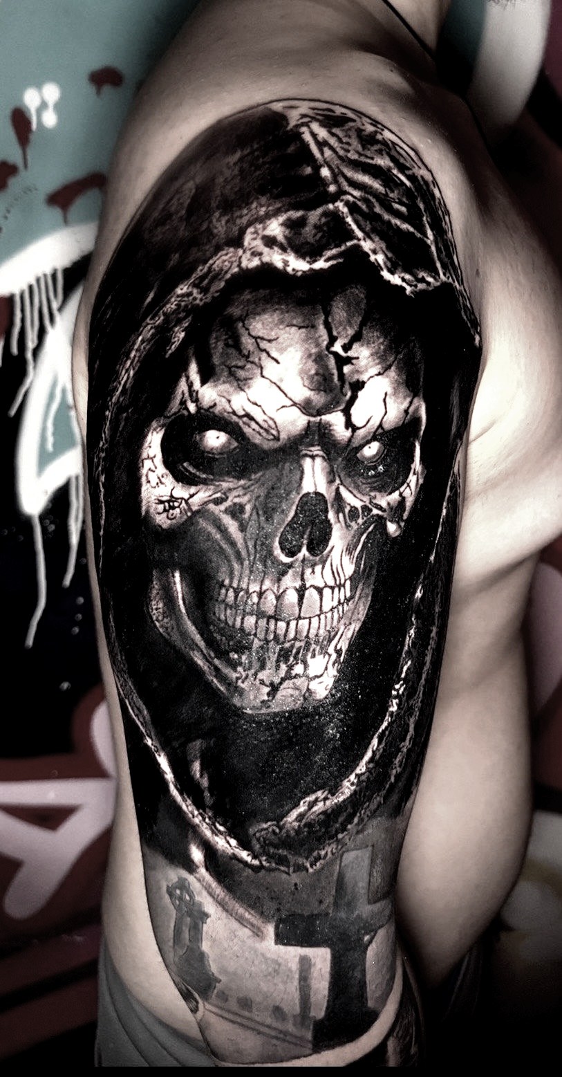 Tatuaj pe braț cu craniu de grim reaper cu glugă, black and grey, Shonti Alex, Ace Tattoo București