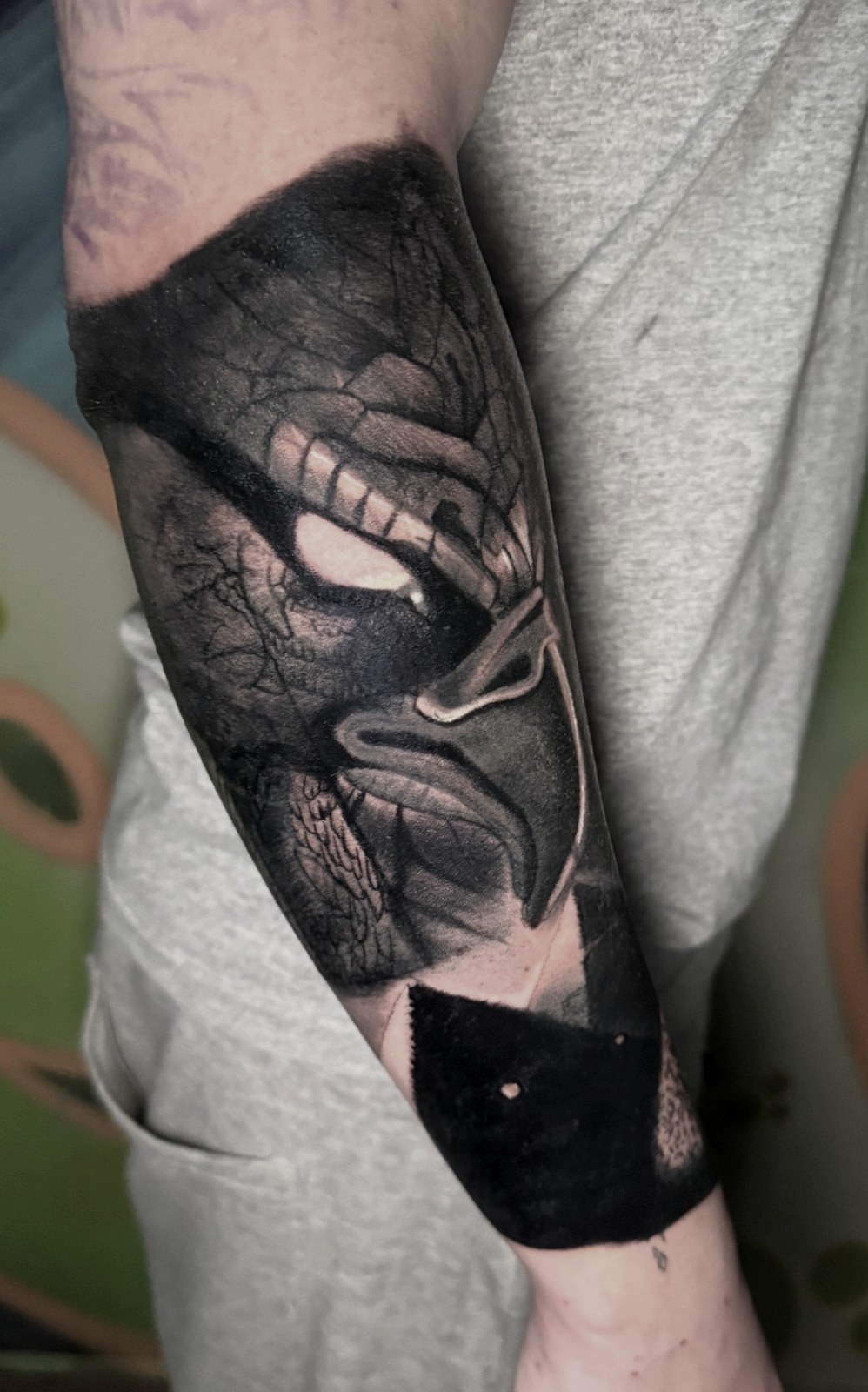 Tatuaj pe antebraț cu ochi de dragon în textură de piatră, black and grey, Shonti Alex, Ace Tattoo București