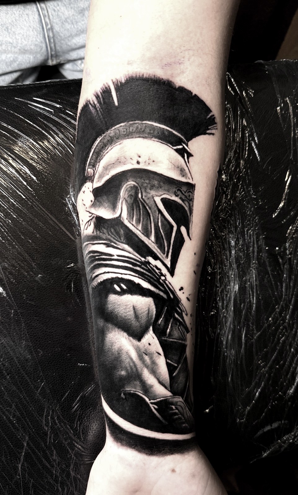 Tatuaj pe gambă cu portret de pitbull, lettering și coroană, black and grey, Shonti Alex, Ace Tattoo București