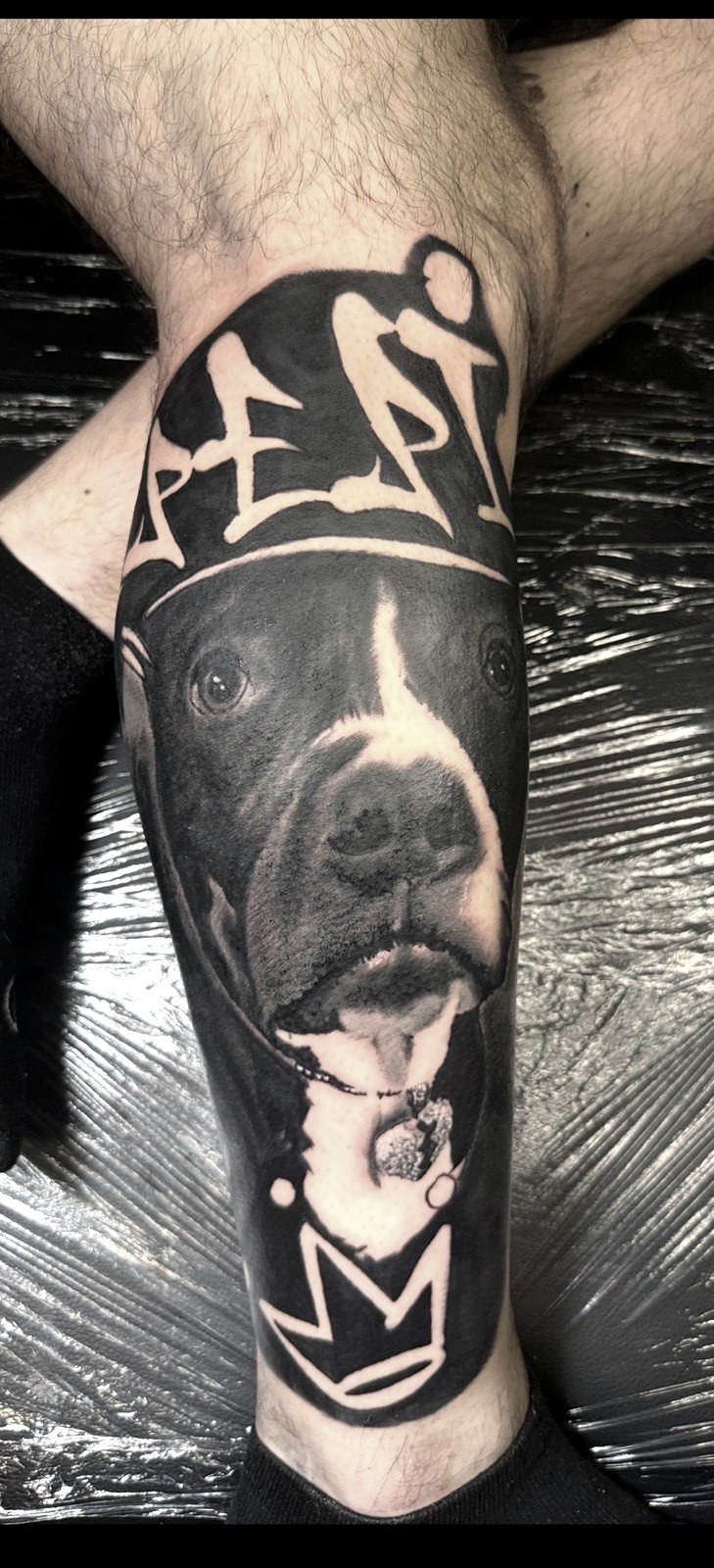 Tatuaj pe antebraț cu războinic spartan cu coif, black and grey, Shonti Alex, Ace Tattoo București