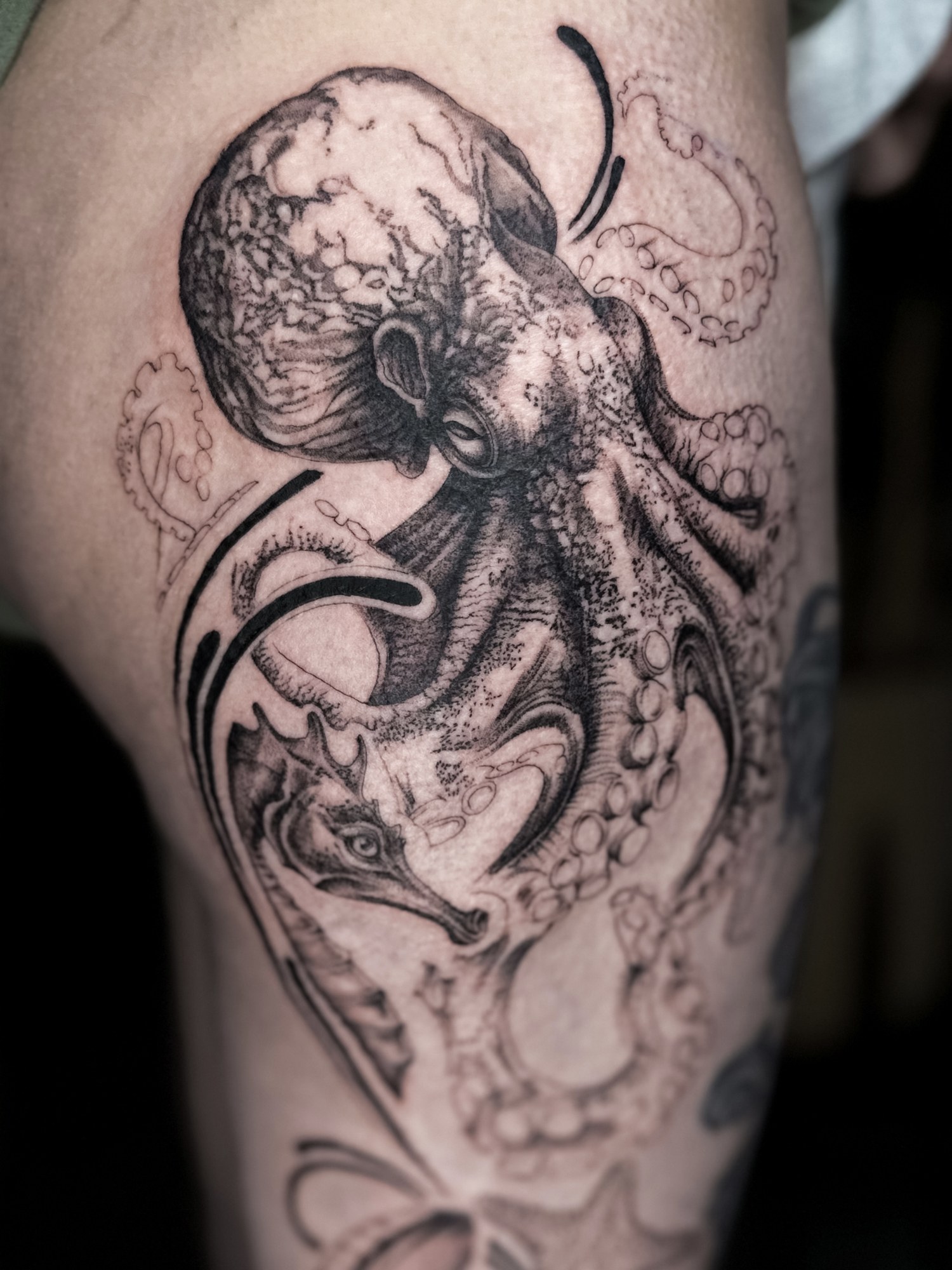 Tatuaj caracatiță pe coapsă, black and grey, Vlady, guest artist Ace Tattoo București