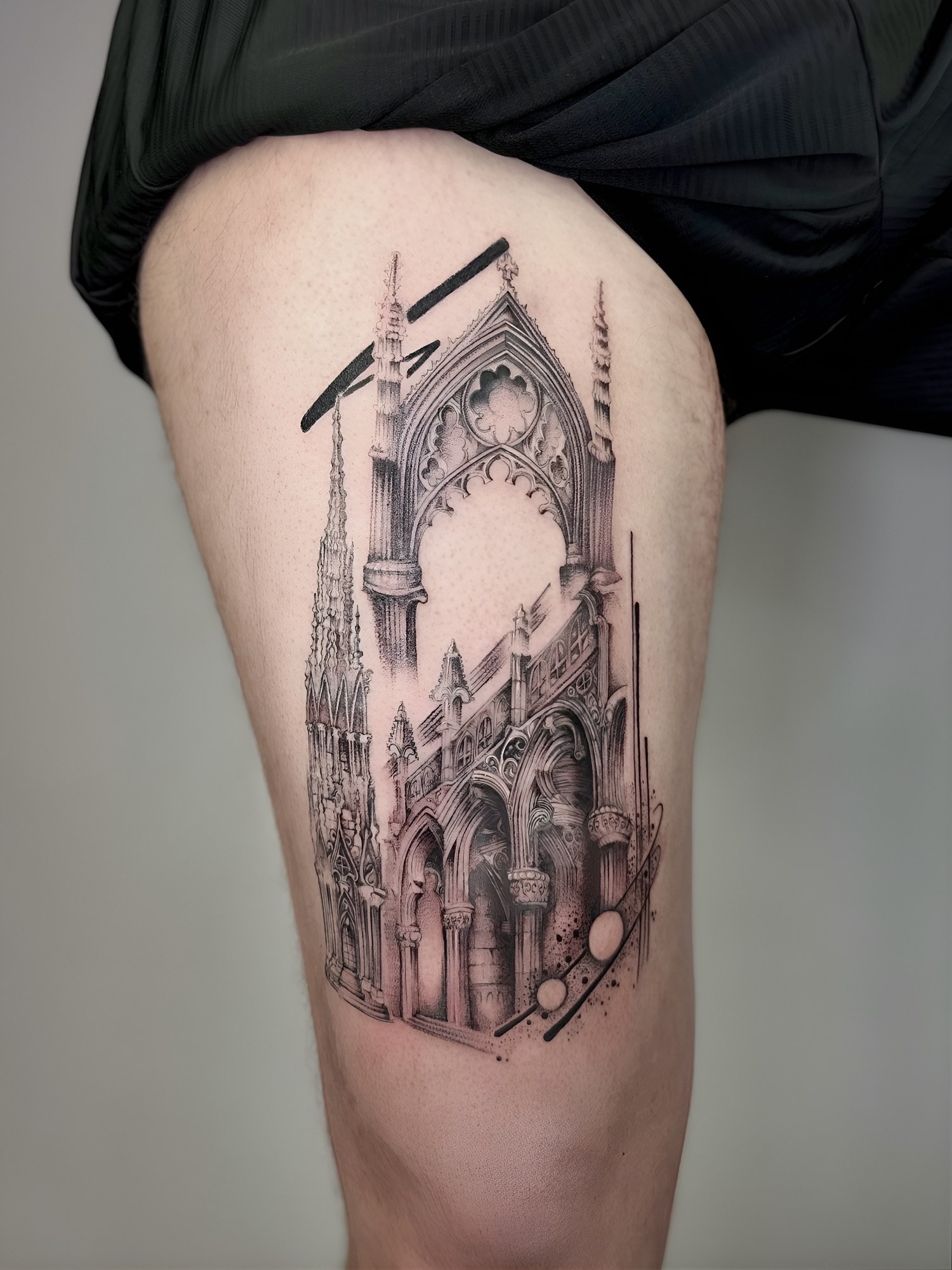Tatuaj catedrală gotică în dotwork pe coapsă, black and grey, Vlady, guest artist Ace Tattoo București