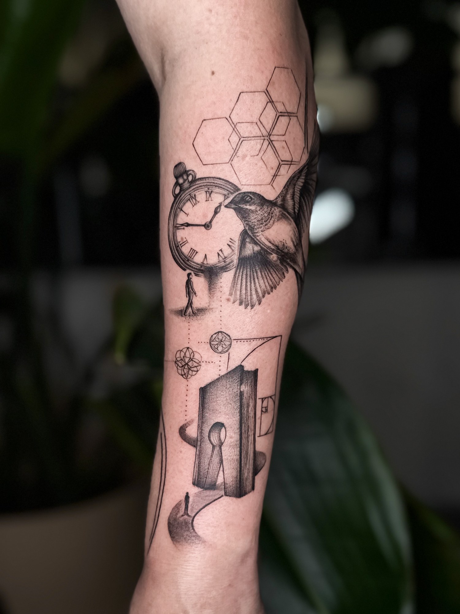 Tatuaj cu ceas, pasăre și geometrie pe antebraț, black and grey, Vlady, guest artist Ace Tattoo București
