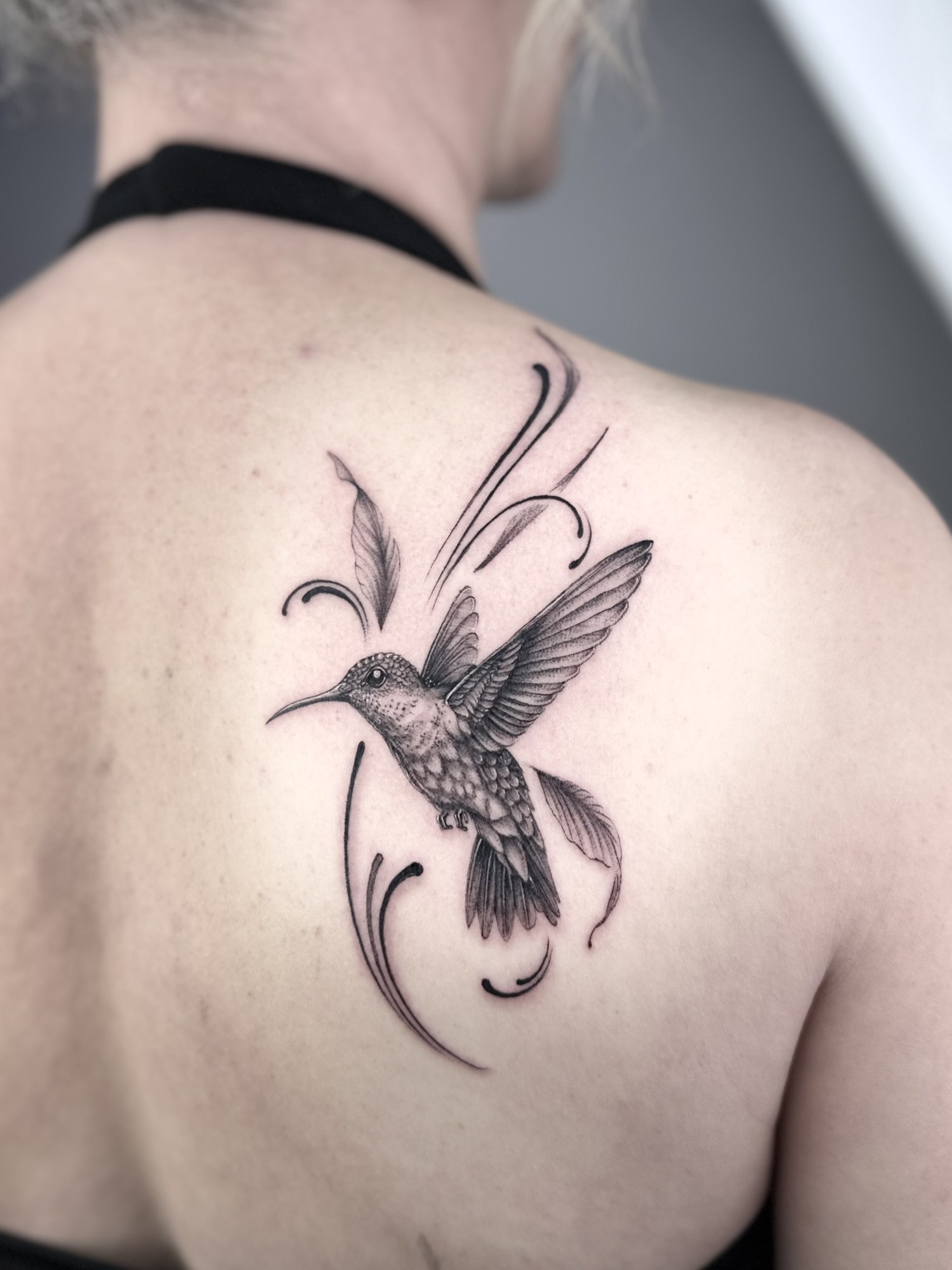 Tatuaj colibri fine line pe omoplat, Vlady, guest artist Ace Tattoo București