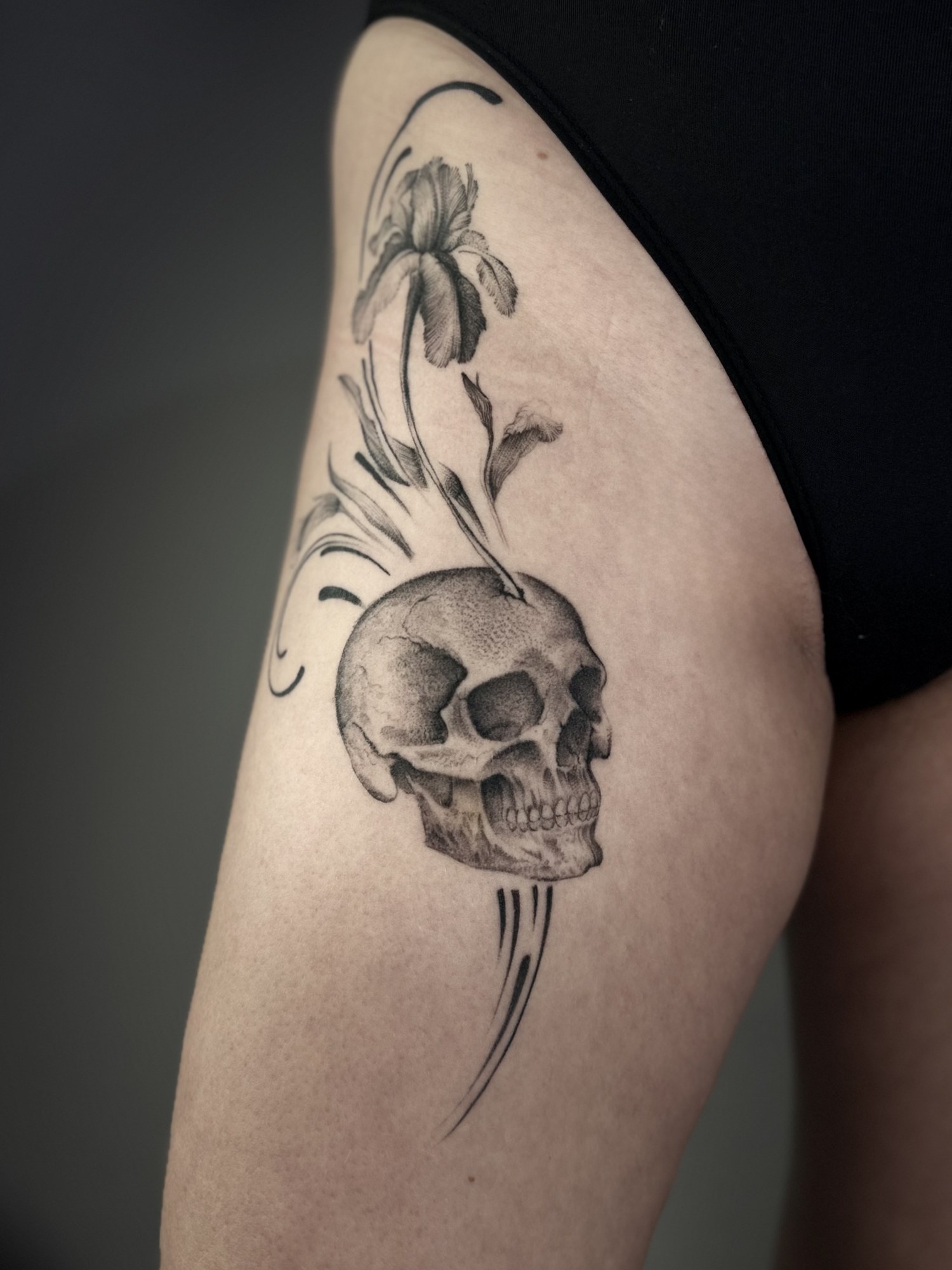 Tatuaj craniu cu iris pe coapsă, black and grey, Vlady, guest artist Ace Tattoo București