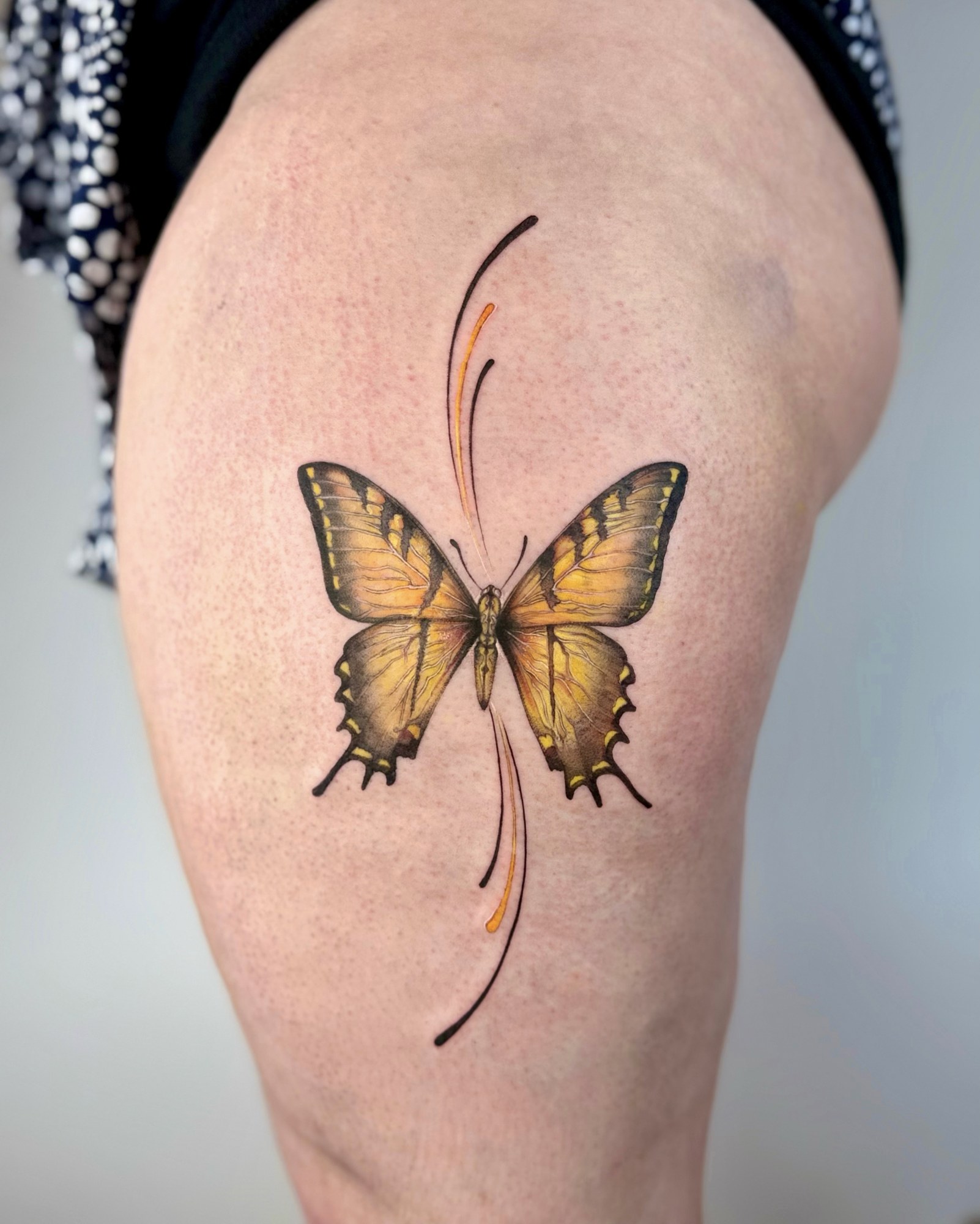 Tatuaj fluture galben în realism color pe coapsă, Vlady, guest artist Ace Tattoo București