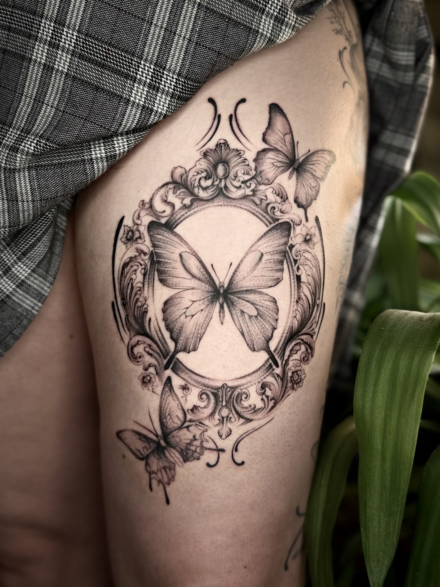 Tatuaj fluture în ramă barocă, fine line pe coapsă, Vlady, guest artist Ace Tattoo București