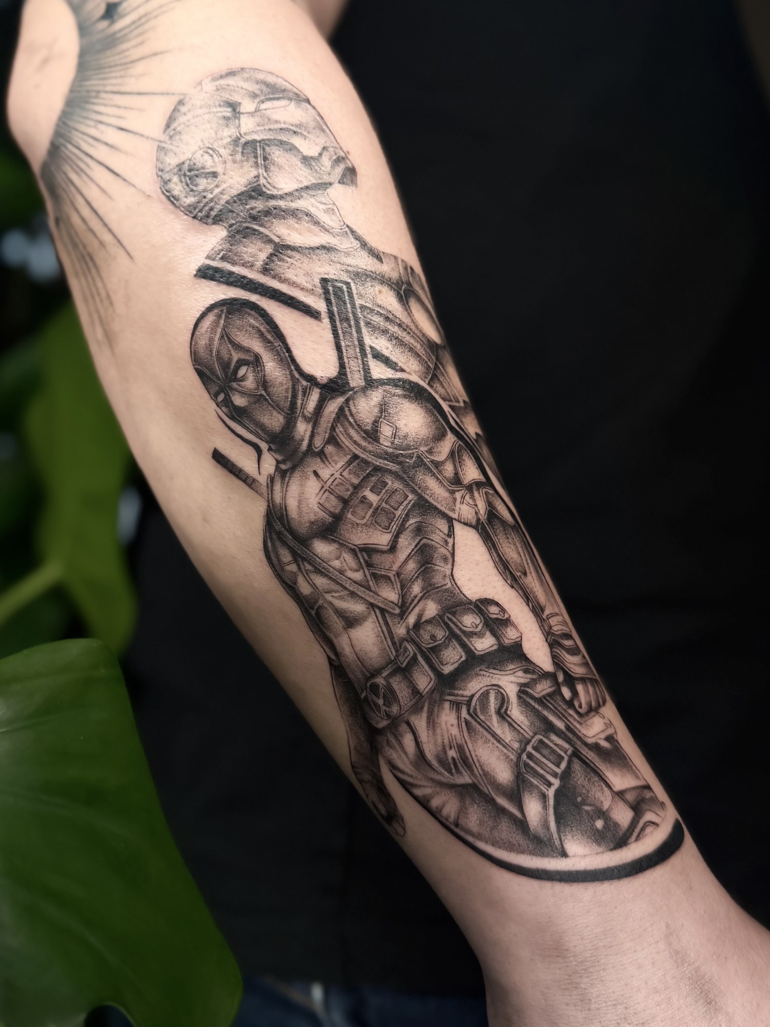 Tatuaj ilustrativ cu personaj de film și geometrie pe braț, black and grey, Vlady, guest artist Ace Tattoo București