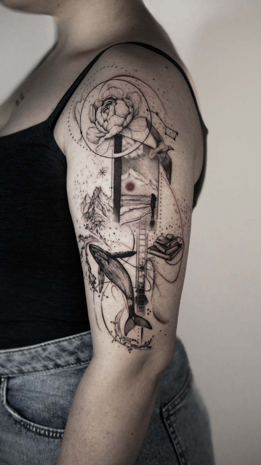 Bujor, balenă și cărți cu accente roșii pe umăr, compoziție grafică, Dasha, guest artist Ace Tattoo București