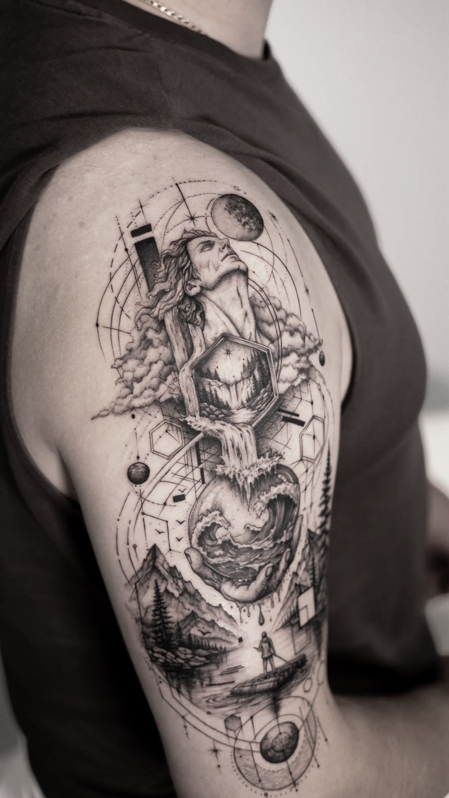 Compoziție cu munți, cascadă și geometrie pe umăr, microrealism black and grey, Dasha, guest artist Ace Tattoo București