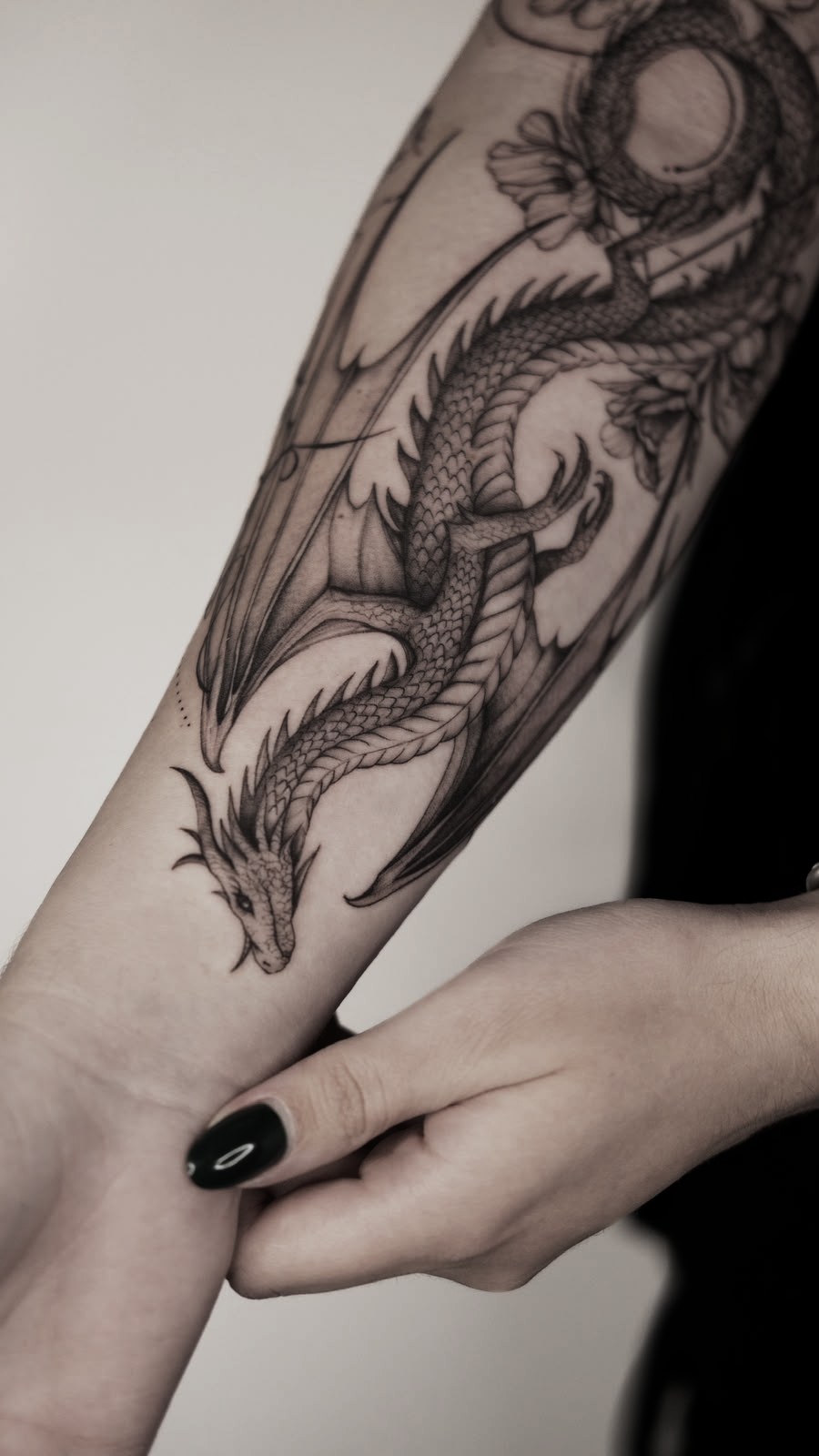 Dragon pe antebraț, black and grey cu linii fine, Dasha, guest artist Ace Tattoo București