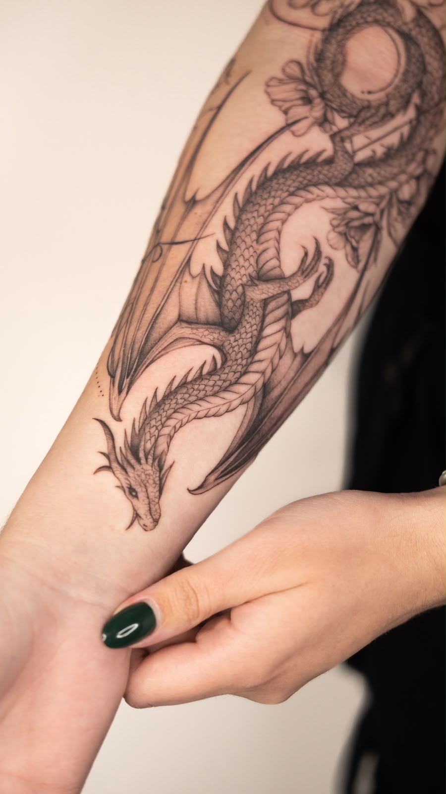 Dragon pe antebraț, black and grey, Dasha