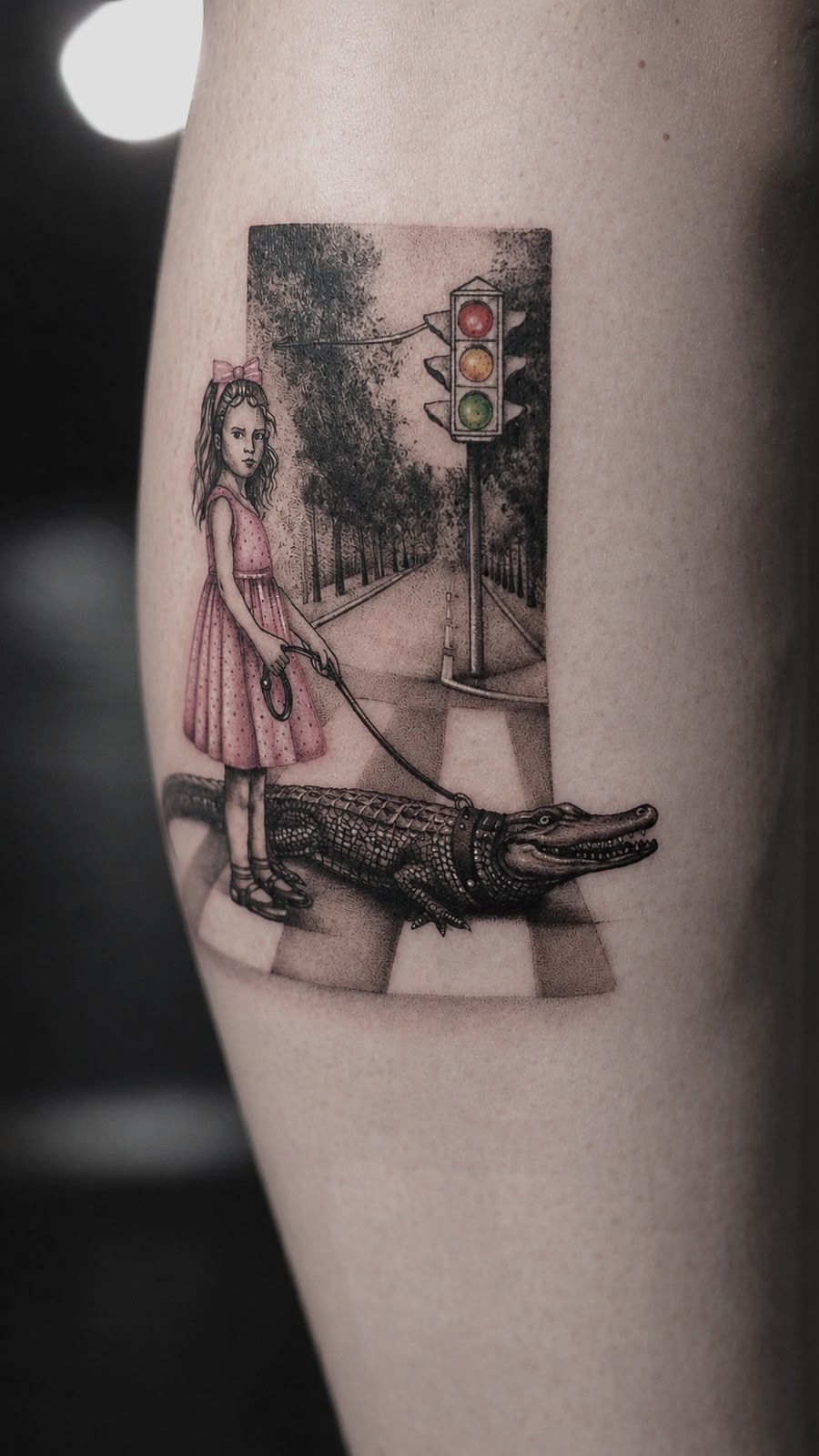 Fetiță cu crocodil la semafor, microrealism cu accente de culoare pe antebraț, Dasha, guest artist Ace Tattoo București