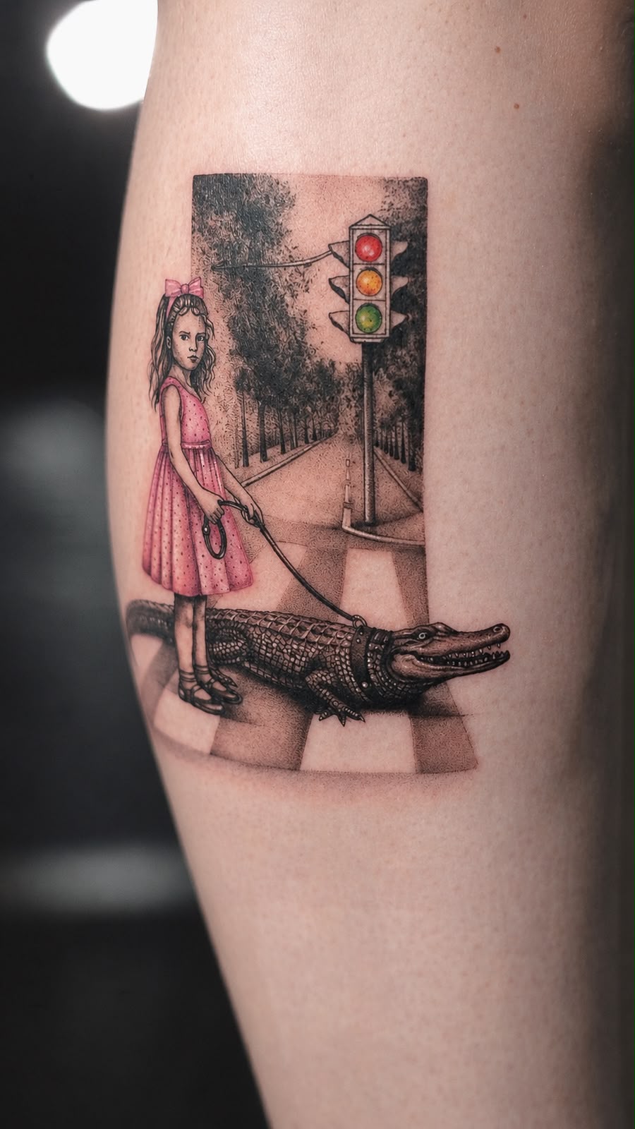 Fetiță cu crocodil la semafor, microrealism pe antebraț, Dasha