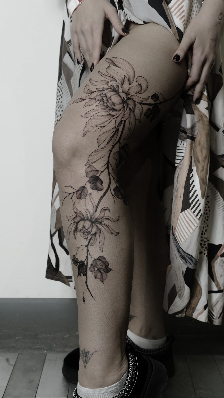 Flori desenate freehand pe picior, grafică florală black and grey, Dasha, guest artist Ace Tattoo București