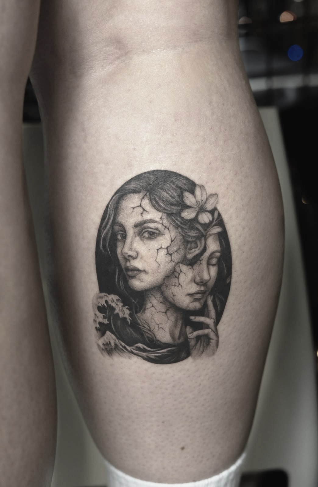 Portret de femeie în medalion pe gambă, microrealism black and grey, Dasha, guest artist Ace Tattoo București