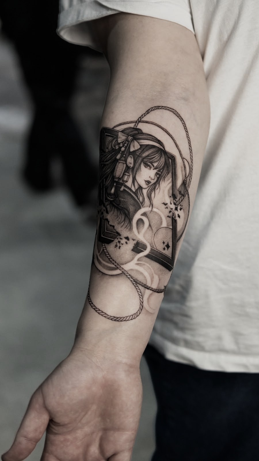 Portret de fată cu elemente grafice pe antebraț, microrealism, Dasha, guest artist Ace Tattoo București
