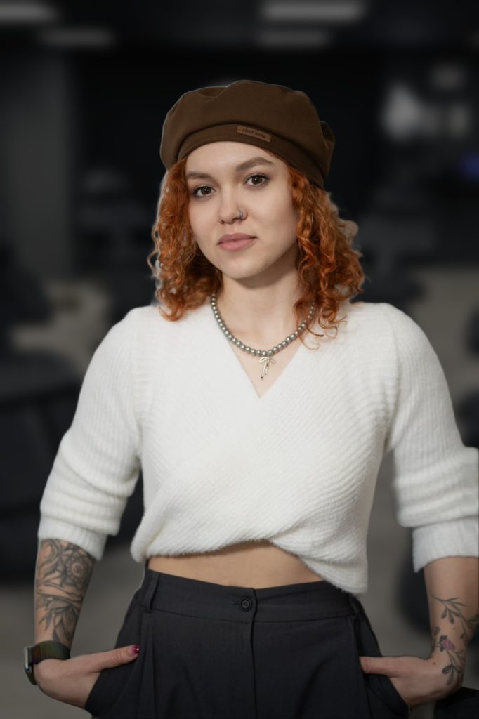 Dasha, guest artist la Ace: microrealism și flori desenate direct pe piele