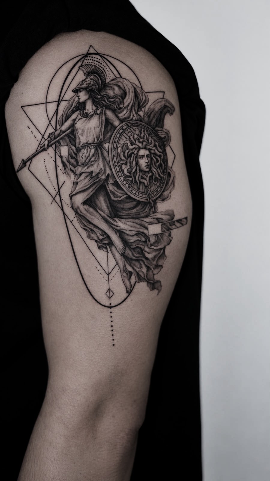 Zeiță războinică cu scut și geometrie pe umăr, microrealism black and grey, Dasha, guest artist Ace Tattoo București