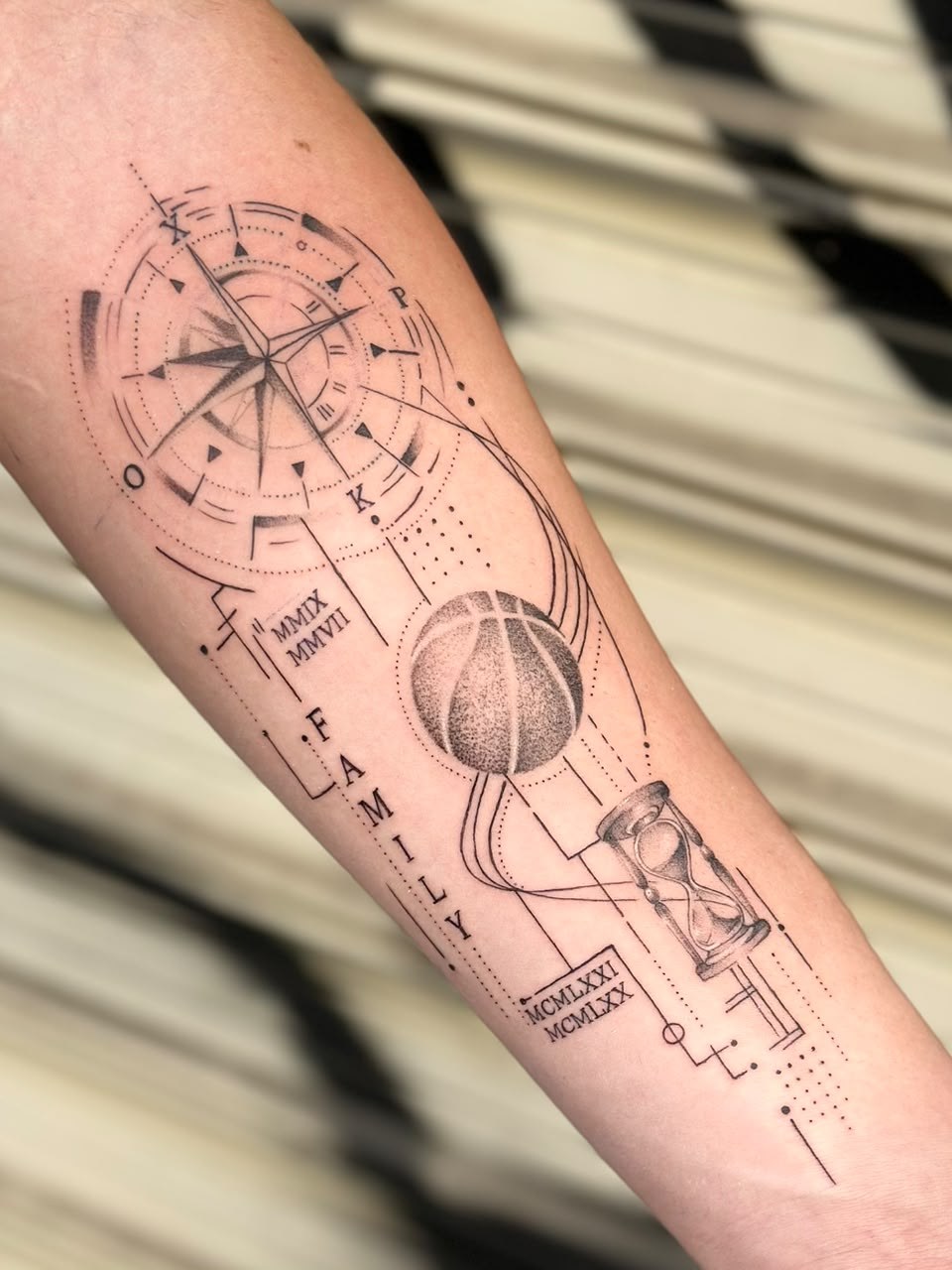 Busolă, minge de baschet și clepsidră pe antebraț, fine line și micro realism, Denissa, guest artist Ace Tattoo București