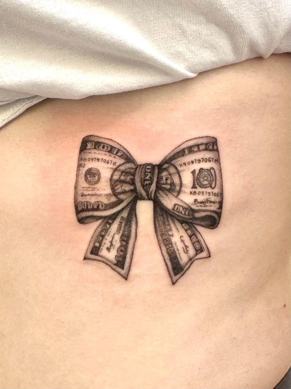 Fundă din bancnote pe coaste, micro realism black and grey, Denissa, guest artist Ace Tattoo București