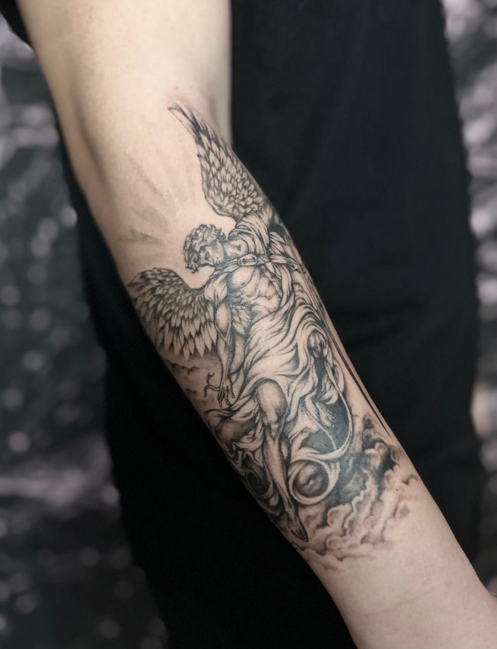 Înger cu aripi pe antebraț, black and grey, Denissa, guest artist Ace Tattoo București