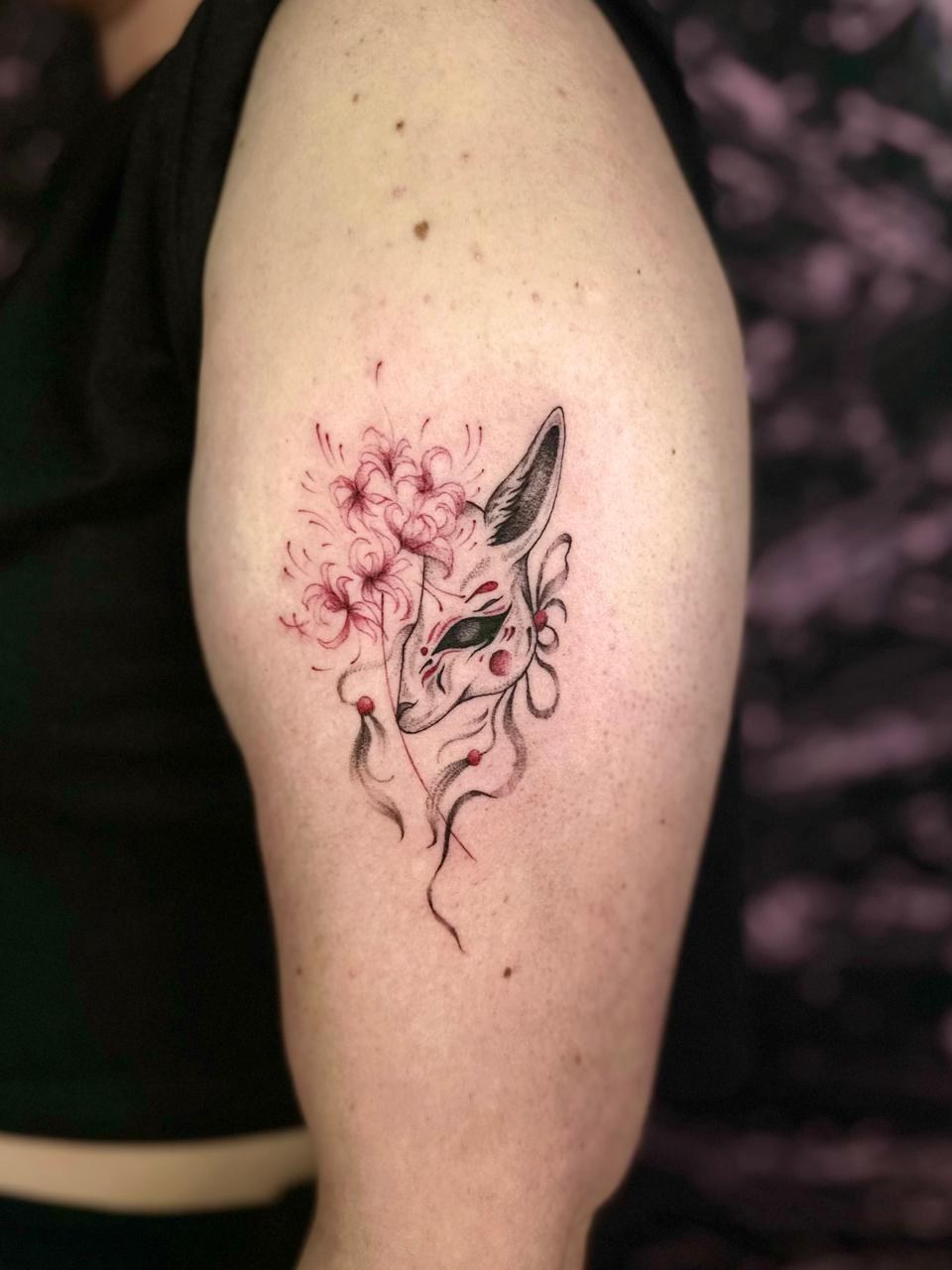 Mască de vulpe kitsune cu flori roz pe braț, ilustrativ cu accente de culoare, Denissa, guest artist Ace Tattoo București