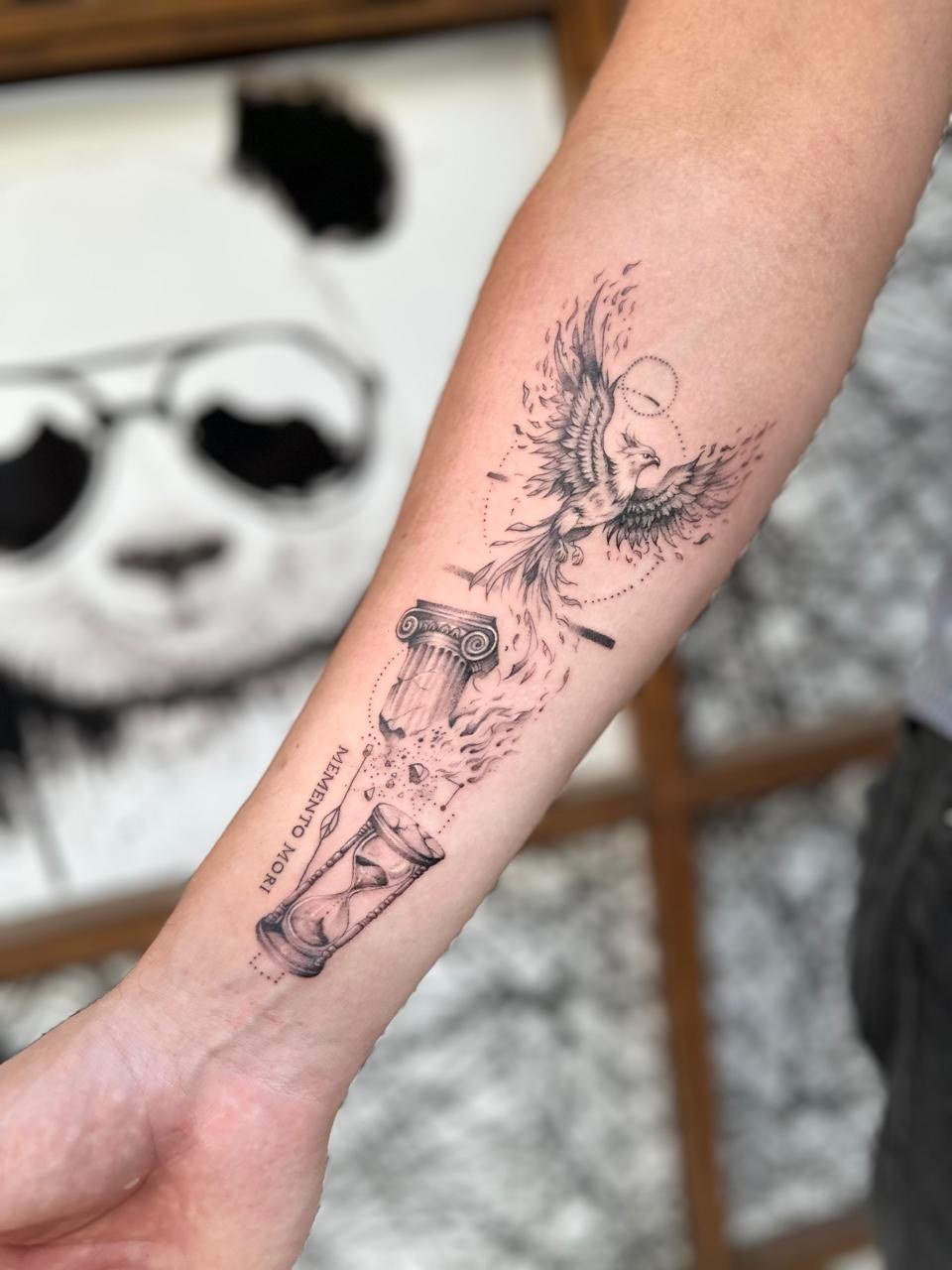 Phoenix, coloană și clepsidră memento mori pe antebraț, fine line, Denissa, guest artist Ace Tattoo București