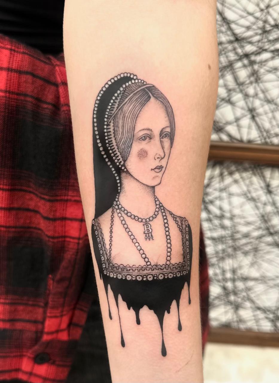 Portret mic Anne Boleyn pe antebraț, micro realism, Denissa, guest artist Ace Tattoo București